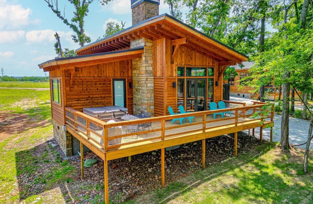 Twin Retreat Cabin 1: Hot Tub, Fire Pit, Golf Shangri La, Boat Grand Lake