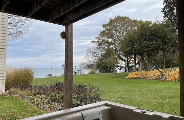Two bedroom and hot tub with lake views!