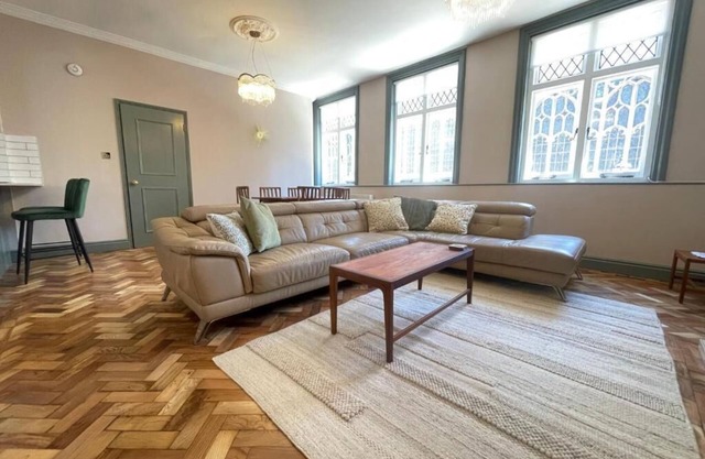Two Bedroom apartment with stunning Cathedral Views