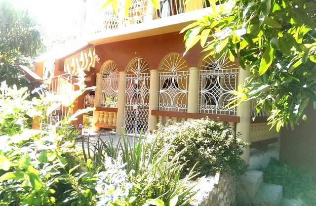 Two Bedroom Apartment in Rose Hall with Hot Water, Wifi and Cable