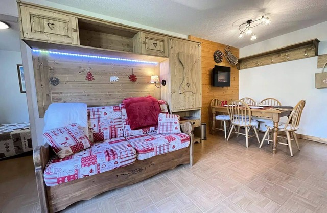 Two-bedroom apartment at the foot of the slopes in a residence with swimming pool