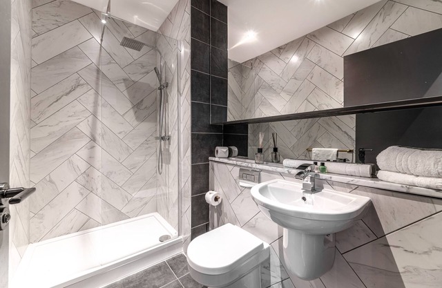 Two-Bedroom Apartment 107 (Sleeps 7) - minutes from L1 and all major attractions