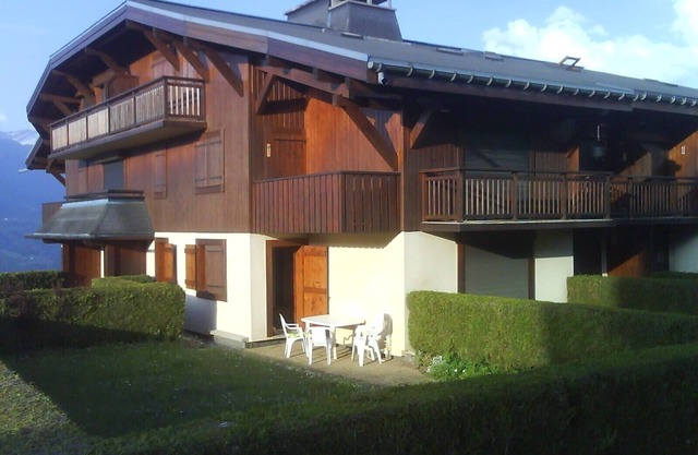 Two-bedroom apartment with private garden on the edge of a meadow, 10 minutes' walk from the village.
