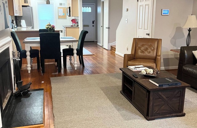 Two-bedroom house walk to National Mall, Smithsonian, or Nationals Baseball game