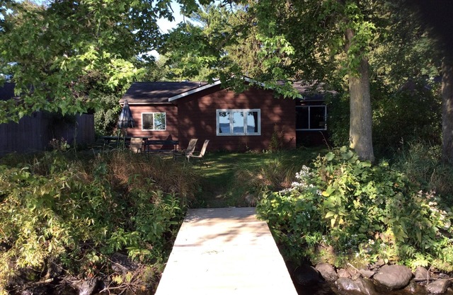 Two bedroom lakeside cabin just 30' from Lake Wissota!