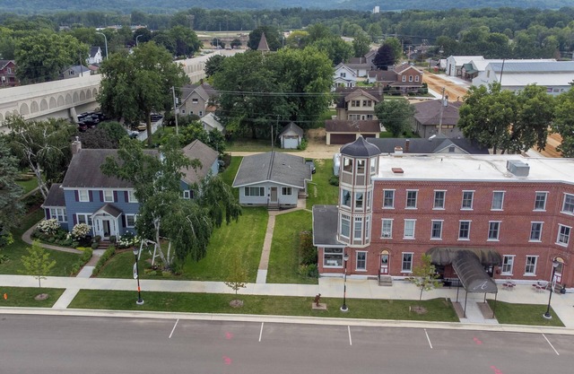 Two Bedroom Main Street house in the middle of Wabasha MN