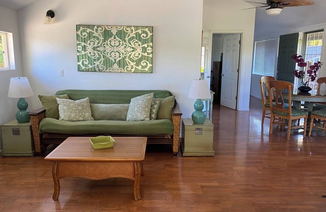 Two Bedroom Paia Beach House Less in the middle of all the North Shore beaches