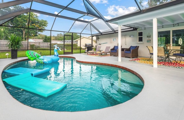 TWO BEDROOM/TWO BATH, SPARKLING HEATED POOL, MINUTES TO IMG and ANNA MARIA.