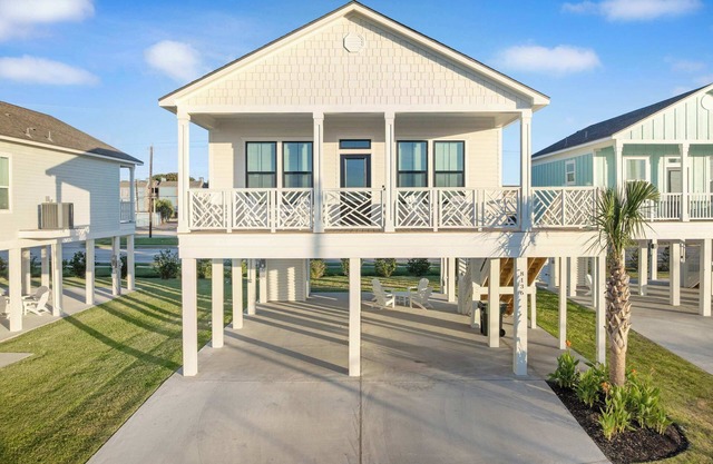Two Bedroom Villa: Walk to Beach!