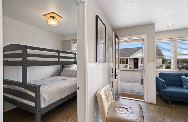 Two Bedroom with Kitchen at Boardwalk Cottages, Minutes to Long Beach Boardwalk