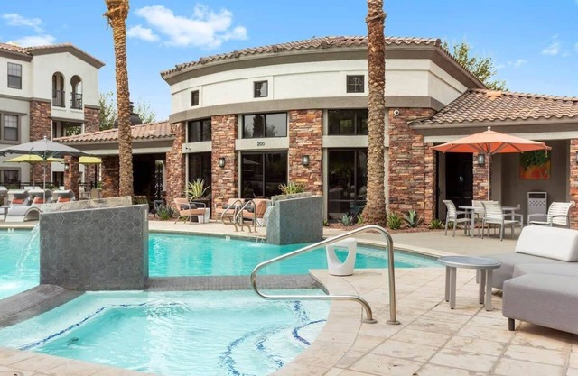 TWO CozySuites Glendale by the stadium with pool! 4 & 18