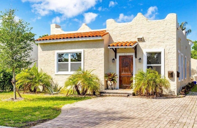Two Houses KING BEDS Close to Airport, Golf Course, Zoo, Downtown and Beaches
