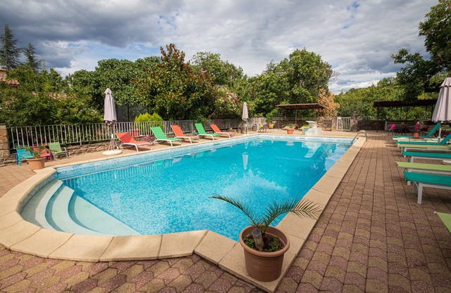 Two lodgings in domain with swimming pool from 6 to 10 beds 500m from the river