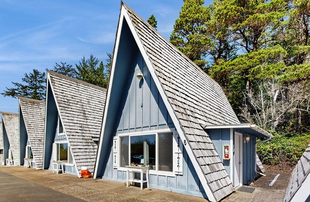 Two-Story A-Frame Loft with Easy Beach Access, WiFi, Full Kitchen