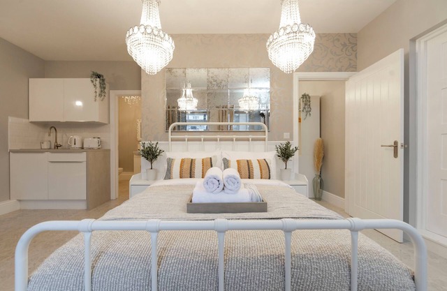 TY BRYN CALON, pet friendly, with pool in Ystrad Mynach