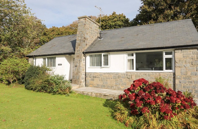 TY CERRIG, pet friendly, country holiday cottage in Llanbedrog