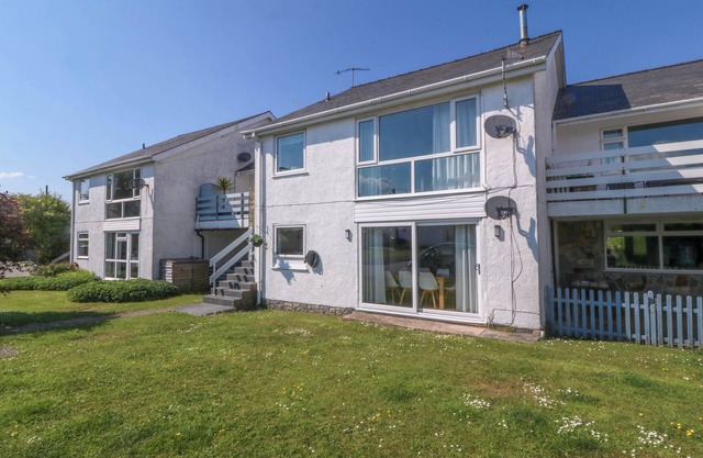 TY GOLAU, pet friendly, country holiday cottage in Llanbedrog