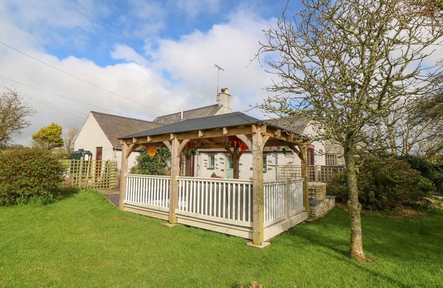 TY GWENNOL, pet friendly, with hot tub in Llanfaethlu