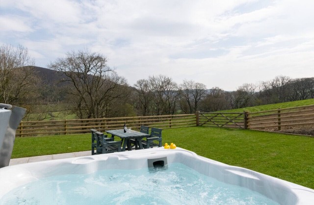 Ty Isa - Two Bedroom House, Sleeps 4