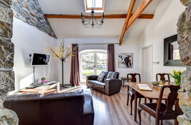 Ty Menai - Two Bedroom House, Sleeps 4
