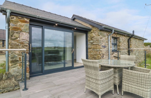 TYDDYN BACH, pet friendly, with open fire in Rhydwyn