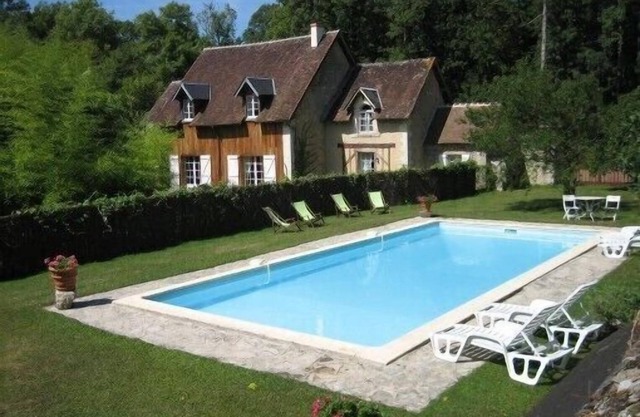 Typical house in the middle of the woods. private pool. 4 *