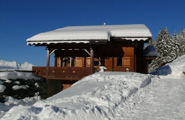 Typical chalet very relaxing, breathtaking view, free high speed Internet WIFI