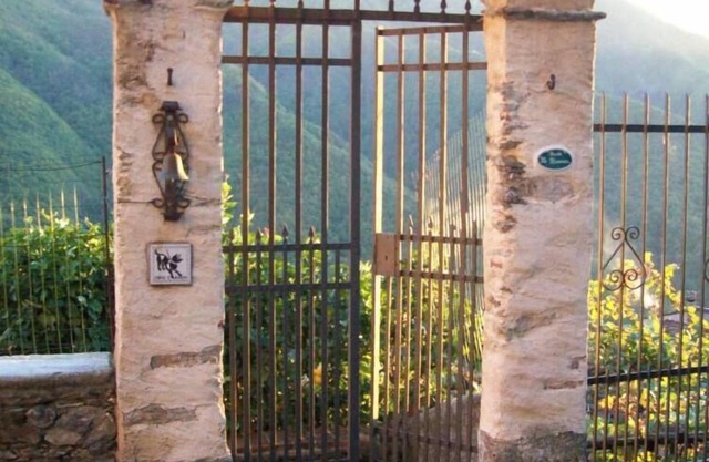 Typical dwelling - Old renovated rustic house with private garden.