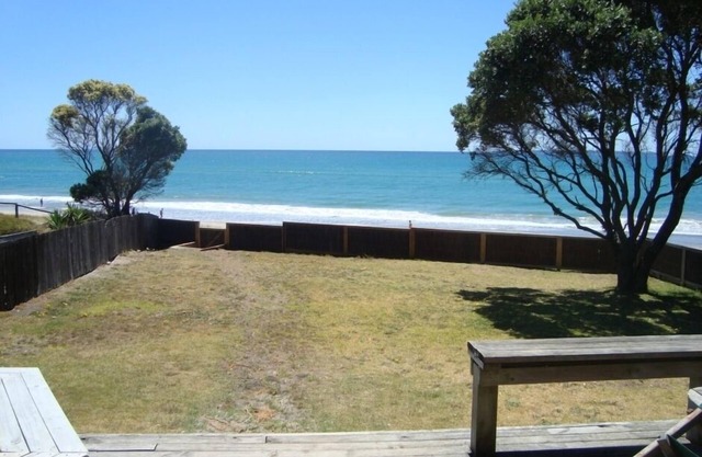 Typical Kiwi Bach Right on Beach