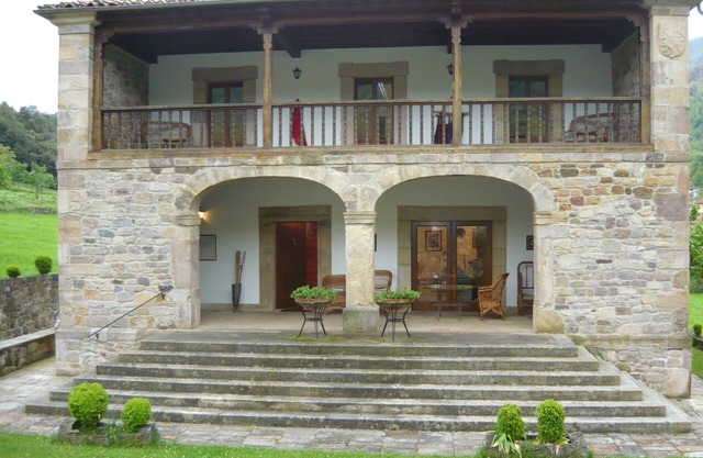 TYPICAL MOUNTAIN HOUSE IN PICOS DE EUROPA (POTES) WITH PRIVATE GARDEN