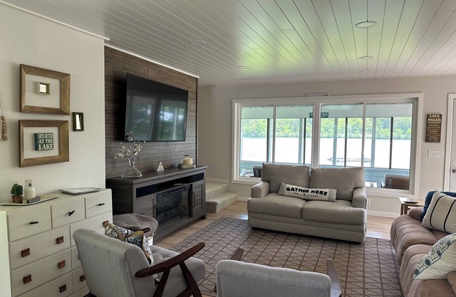 Ultimate Family Lake Retreat w/Swim Slide, Sandy bottom, and Bar/TV Lounge