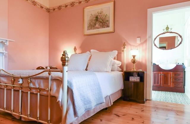 Ultimate Wine Travellers Stopover in Heritage Home at Winery in Langhorne Creek