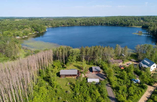 Ultra Comfy Cabin on Quiet Lake w/ outdoor Hot Tub and Chef's Kitchen