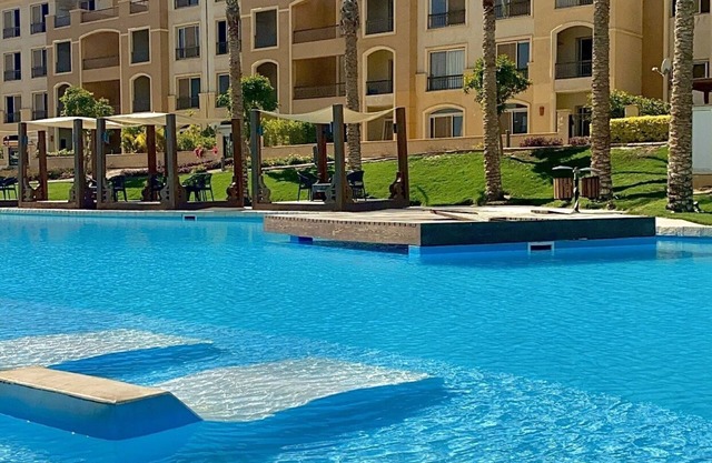 Ultra Luxurious 3BR with Pools,Sports,Dining in GatedCompound,Close to All Sites