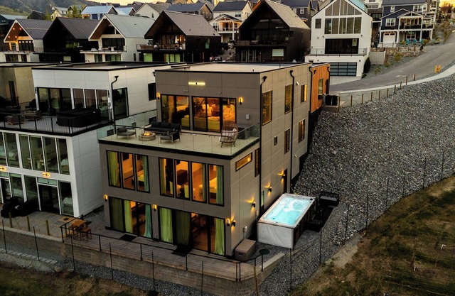 Ultra Luxury Chelan Lake House w/Sauna, Steam Room, Cold Plunge, and Hot Tub