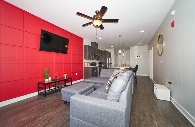 Ultra Modern 2 BR 2 Bath w CityView Pool Park