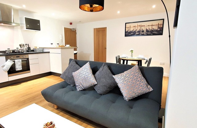 Ultra Modern, Super Comfortable, 2 Bed Apartment Northampton Town Centre