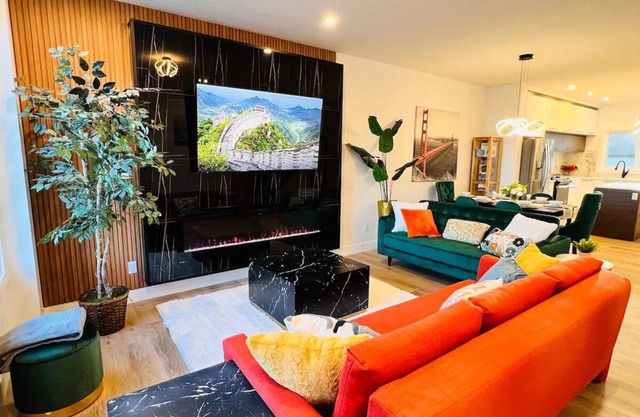 Ultramodern| Downtown River Valley Home| Centrally located| Close to everything