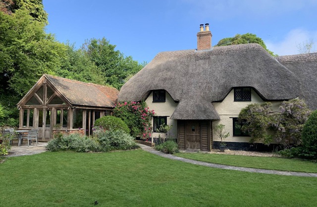 UNDER ACRE COTTAGE, family friendly in Winterborne Whitechurch