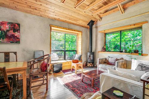 Unique and Serene Retreat, 7 Mi to Downtown Portland
