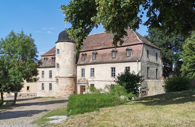 Unique apartment for four persons in castle with swimming pool
