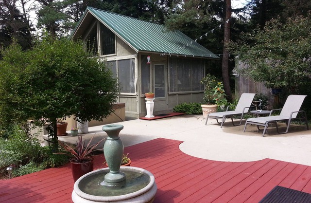 Unique Artisan home, near water, beach ,biking & hiking trails,3 bedroom,Hot tub