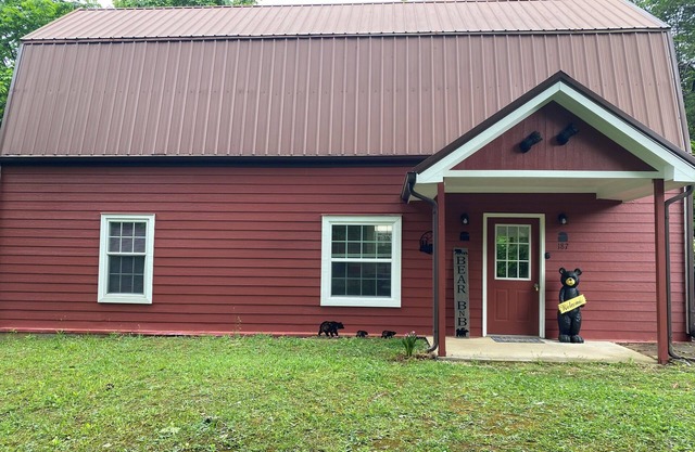 Unique barn shaped 2 bedroom cabin in Rogersville TN with AC, WiFi, dogs ok,