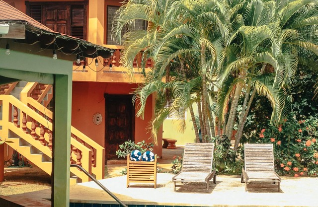 Unique Beachfront 5 bedroom 6ba Private Pool-Boat tours-Astonishing Sunsets!