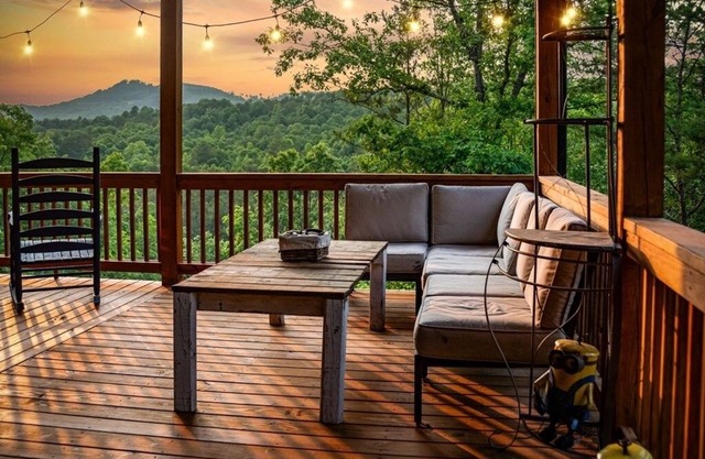 Unique Cabin! Close to Blue Ridge GA and Murphy NC. Hot tub has an amazing view.
