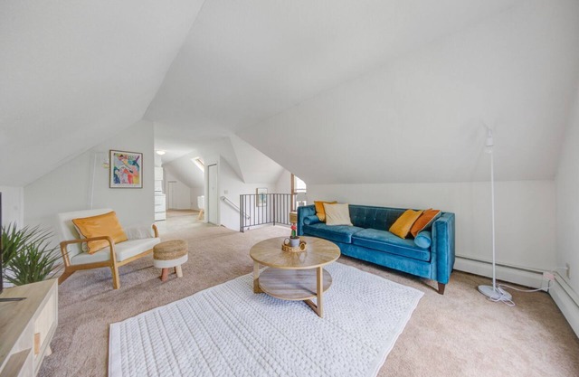 Unique cheerful unit in Historical St. Paul!