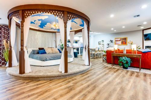 Unique, Convenient Couples Apt Near Dtwn Flushing