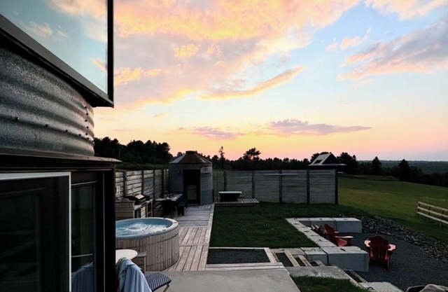 Unique Farm-Stay in a Silo with Spa. nPet and Family Friendly.