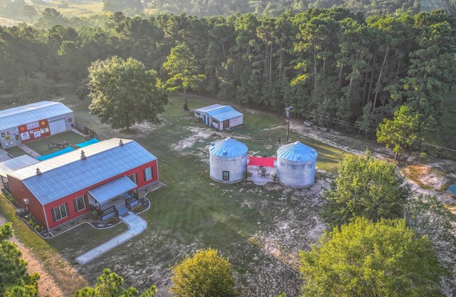 Unique Farmhouse with relaxing outdoor space- hot tub, fire ring & outdoor beds!