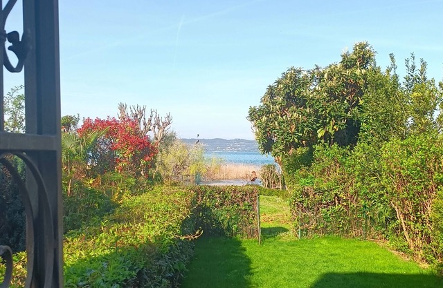 Unique garden apartment in beach villa directly on the lake